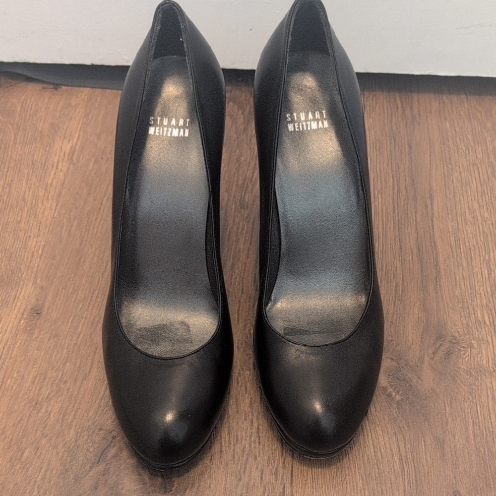 Stuart Weitzman Black Leather Round-Toe Pump